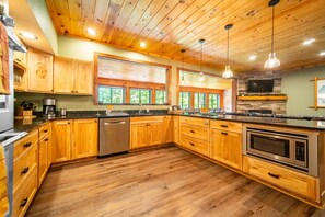 Fridge, microwave, oven, stovetop - Large, Luxury, Views, Near Whiteface, Lake Placid (Wilmington)