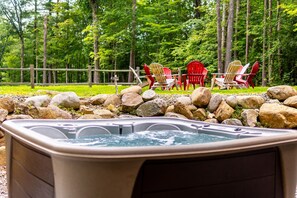 Outdoor spa tub - Large, Luxury, Views, Near Whiteface, Lake Placid (Wilmington)