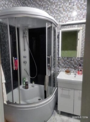 Douche, serviettes fournies, savon, shampooing