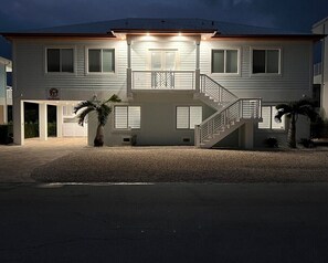 Une maison à deux étages avec un balcon, un escalier et un garage.