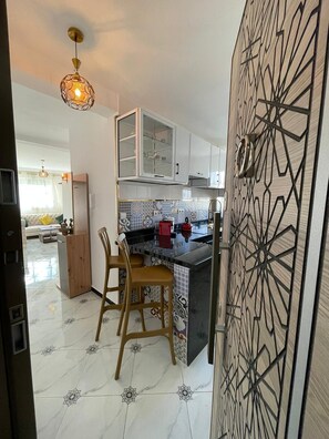 Kühlschrank, Ofen, Herdplatte, Wasserkocher mit Kaffee-/Teezubehör