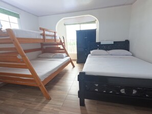 Quarto família, várias camas, suíte | Ferros/tábuas de passar roupa, Wi-Fi de cortesia, roupa de cama