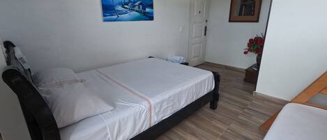 Habitación familiar, varias camas, baño privado | Tabla de planchar con plancha, wifi gratis, ropa de cama