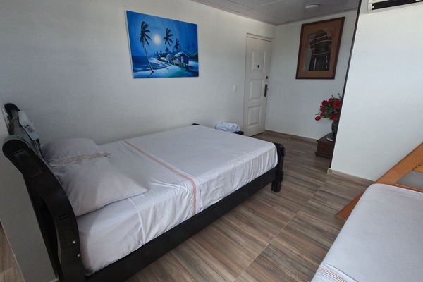 Familiekamer, Meerdere bedden, en-suite badkamer | Een strijkplank/strijkijzer, gratis wifi, beddengoed