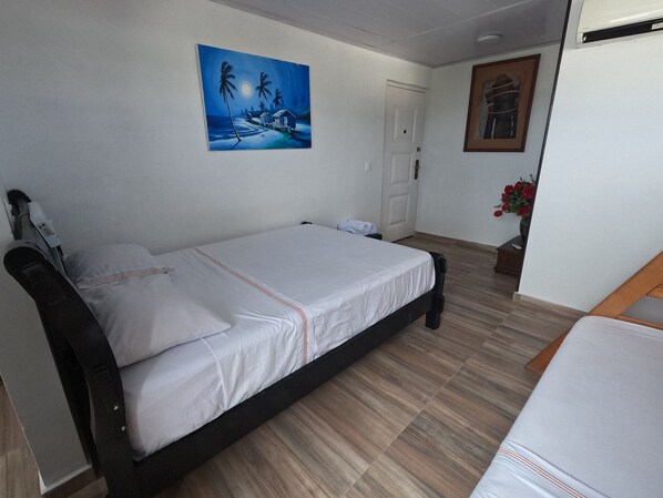 Quarto família, várias camas, suíte | Ferros/tábuas de passar roupa, Wi-Fi de cortesia, roupa de cama