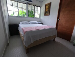 Quarto triplo, suíte | Ferros/tábuas de passar roupa, Wi-Fi de cortesia, roupa de cama