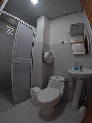 Quarto triplo, suíte | Banheiro | Chuveiro, toalhas de banho