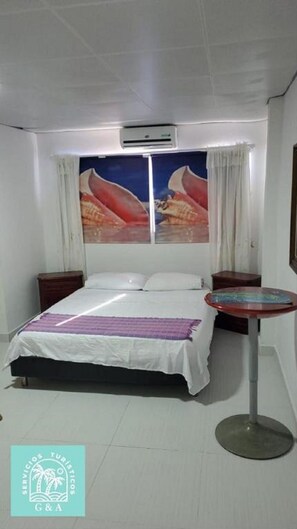 Quarto triplo, suíte | Ferros/tábuas de passar roupa, Wi-Fi de cortesia, roupa de cama