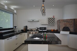 Kylskåp, mikrovågsugn, ugn och kaffe- och tebryggare