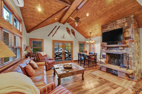 Living area - Upscale 3 bed/3bath Old Town House. Easy access to resorts and Main Street (Park City)