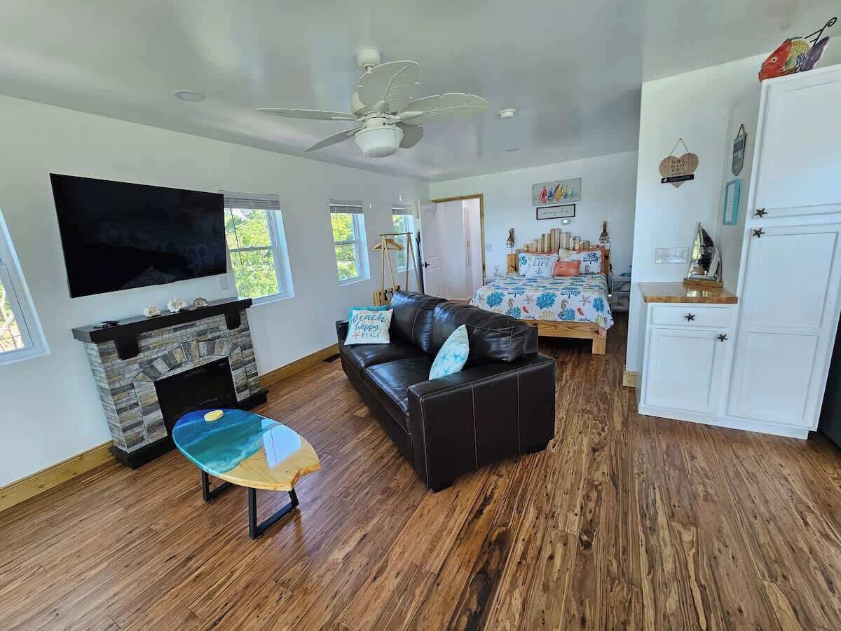 Televisión, chimenea y estéreo 