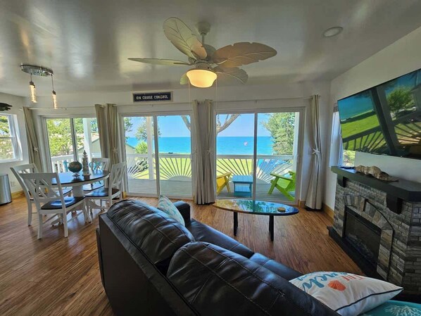 Tv, eldstad och en stereo