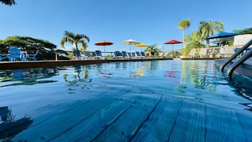 Piscine extérieure, parasols de plage, chaises longues