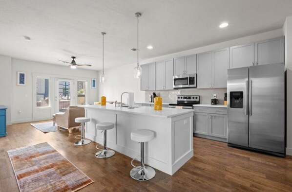 Kühlschrank, Mikrowelle, Ofen, Herdplatte