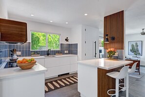 Private kitchen - Freshly renovated Mid-Mod Palm Springs pad with everything! (Palm Springs)