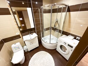 Een haardroger, handdoeken, zeep, shampoo