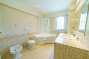 Suite Queen con vasca idromassaggio | Bathroom