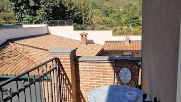 Camera Queen con Balcone | Premium bedding, down comforters, memory foam beds, in-room safe