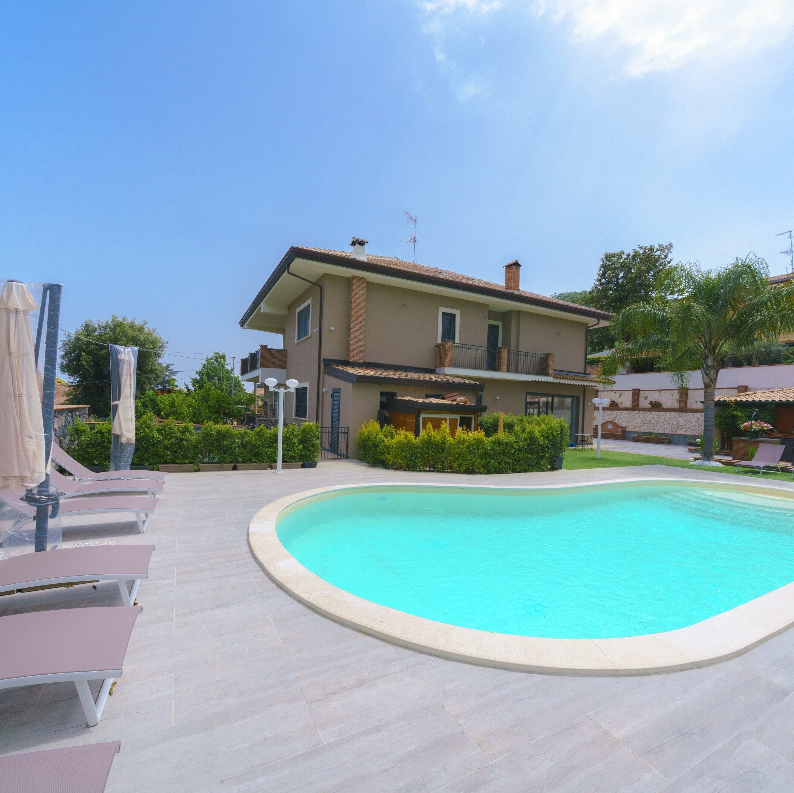 季节性开放的室外游泳池