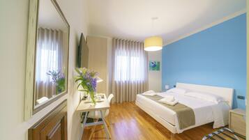 Camera Queen Superior | Premium bedding, down comforters, memory foam beds, in-room safe