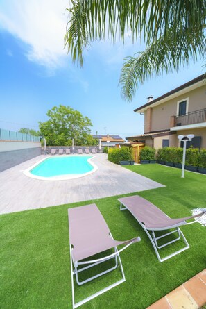 Una piscina al aire libre de temporada