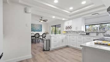 Refrigerador, microondas y licuadora