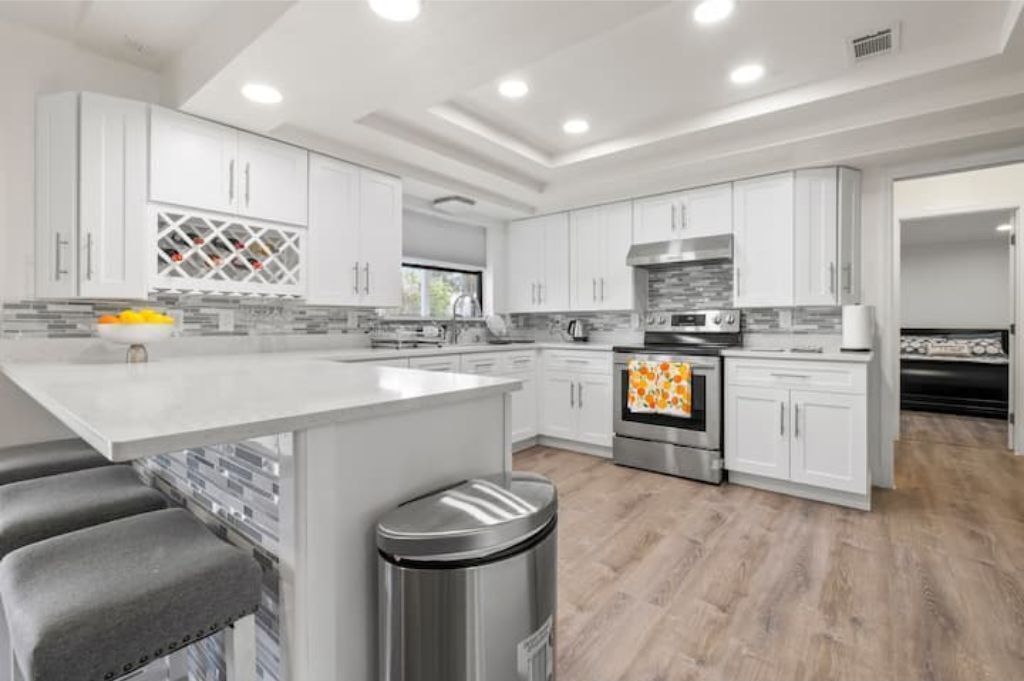 Jääkaappi, mikroaaltouuni, tehosekoitin