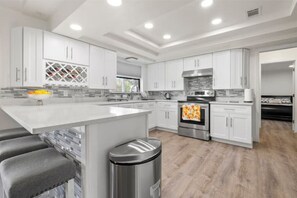 Jääkaappi, mikroaaltouuni, tehosekoitin