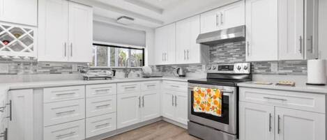 Kühlschrank, Mikrowelle, Mixer