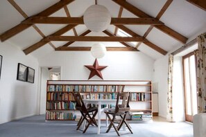 Interior - Superb barn conversion set within private grounds with Atlantic view. (Delabole)