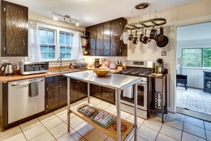 Réfrigérateur, micro-ondes, plaque de cuisson, lave-vaisselle