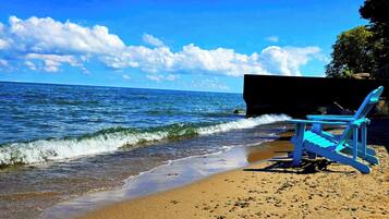 En la playa, camastros y toallas de playa
