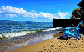 On the beach - SeaSide Lake-Front Cottage (Madison)