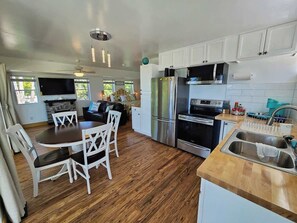 冷蔵庫、電子レンジ、オーブン、コンロ