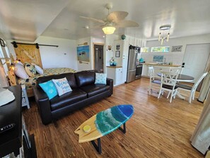 TV, fireplace, stereo - SeaSide Lake-Front Cottage (Madison)