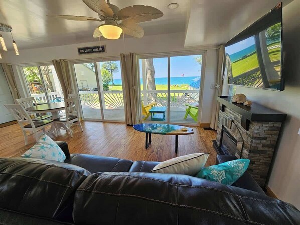 TV, fireplace, stereo - SeaSide Lake-Front Cottage (Madison)