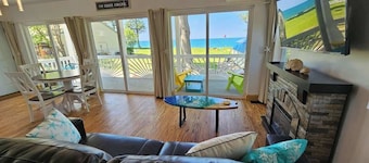 SeaSide Lake-Front Cottage