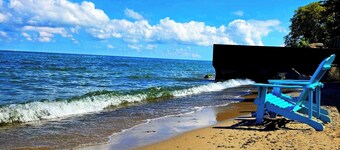 LemonDrop Lake-Front Cottage