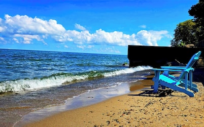LemonDrop Lake-Front Cottage