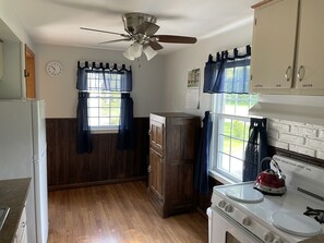 Réfrigérateur, micro-ondes, four, cafetière/bouilloire