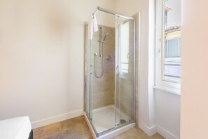 Een douche, een haardroger, een bidet, handdoeken