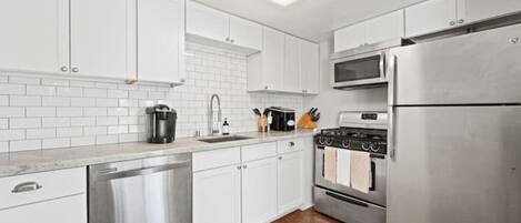 Refrigerador, microondas, horno y parrilla de estufa