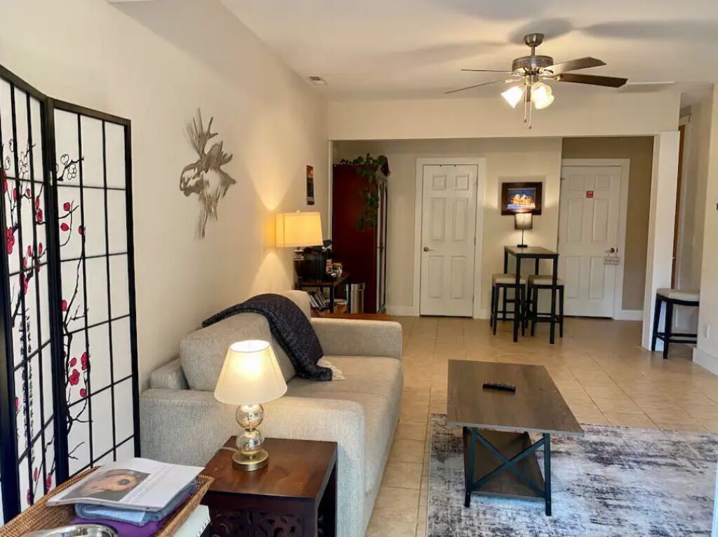 Modern and Cozy Mountain Retreat 15 minutes to downtown Asheville. Dog friendly!