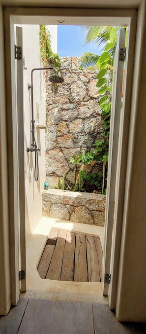 Haartrockner, Handtücher, Toilettenpapier
