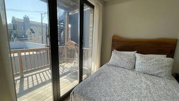 5 bedrooms, travel crib, WiFi