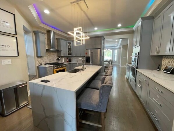 Geladeira, micro-ondas, fogão, cooktop