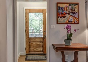 Interior - Atlanta Llama Luxury Cottage (Atlanta)