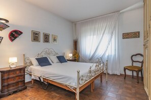 2 bedrooms, iron/ironing board, internet, bed sheets