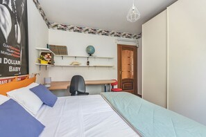 2 bedrooms, iron/ironing board, Internet, bed sheets