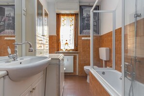 Baignoire, sèche-cheveux, bidet, serviettes fournies
